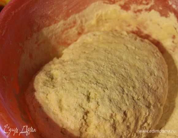 Замесить мягкое, слегка липнущее к рукам тесто.