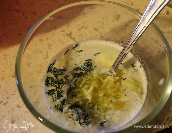 Для начинки: растопить сливочное масло, добавить к нему тимьян, укроп, соль и чеснок, натертый на мелкой терке, поперчить и перемешать.