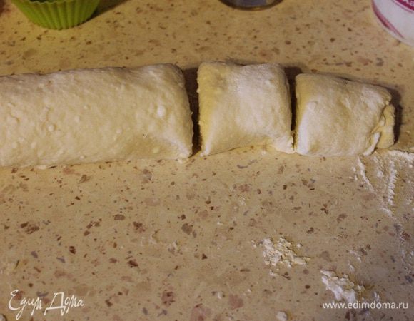 Свернуть рулетом и нарезать на кусочки толщиной 3–4 см.