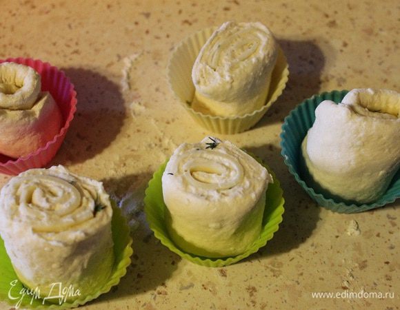 Выложить булочки в форму для кексов, или, если таковых нет, то можно просто на противень, застеленный пергаментом.