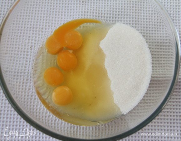 Яйца взбить с сахаром.
