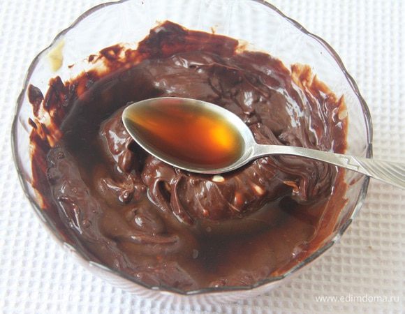 Добавить кофе. У автора растворимый, но я такой не приемлю ни в каком виде — ни в напитке, ни в выпечке! Только свежесваренный кофе!