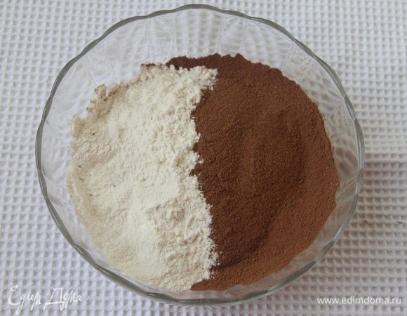 Просеять муку и какао.