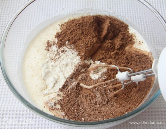 В яичную смесь добавить мучную смесь.