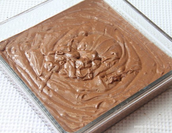 Тесто вылить в форму (предварительно слегка смазать маслом). Чтобы легче было вынимать кусочки брауни, рекомендую на дно формы положить пекарскую бумагу.