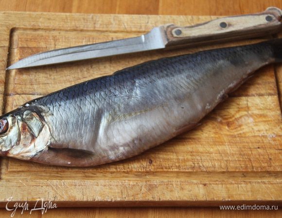 Берем слабосоленую сельдь.