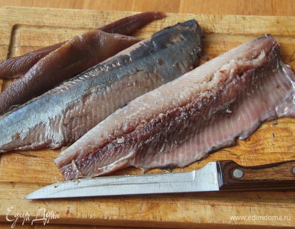 Сельдь разделать: понадобится филе (и икра, если будет).