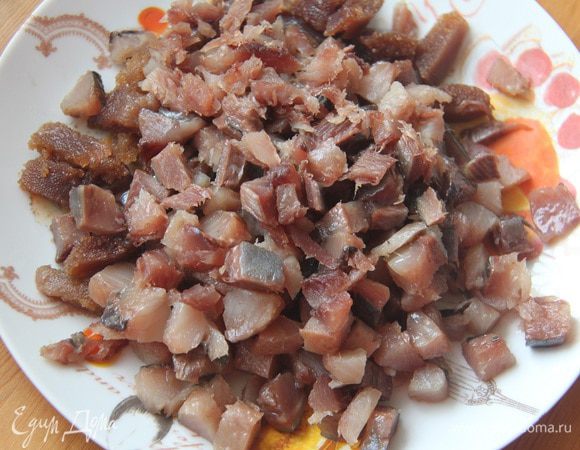 Филе (конечно, без костей!) и икру (если попалась) нарезать небольшим кубиком.