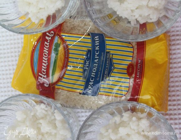 Выложить рис в порционные вазочки.
