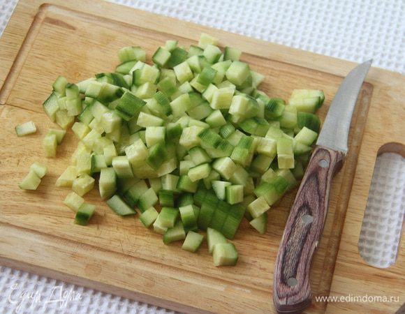 Огурцы очистить от шкурки и нарезать небольшим кубиком.