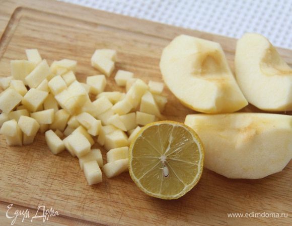 Яблоко нарезать кубиком, сбрызнуть лимонным соком. Выложить слоем в салатники.