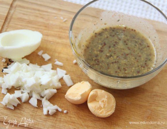 Приготовить заправку. Отварное яйцо разделить на белок и желток. Яичный белок порубить мелко. Желток растереть с соком лимона, горчицей, маслом, солью и приправами.