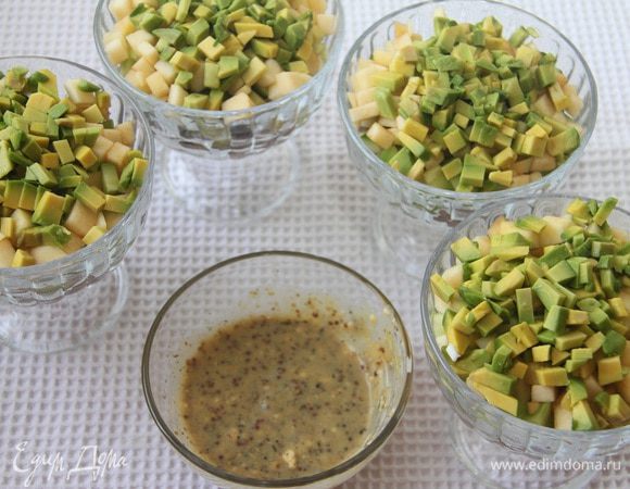 Выложить слоями яичный белок и лук. Заправить салат соусом.