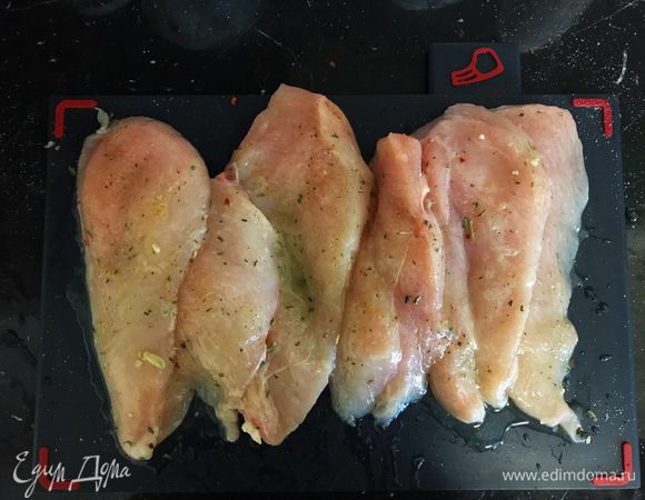 Разрежьте грудки на 2 части. Натрите солью и перцем, и выдавите на них сок лимона.