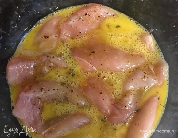 Взбейте вилкой 2 яйца и добавьте грудки. Оставьте на 30 минут.