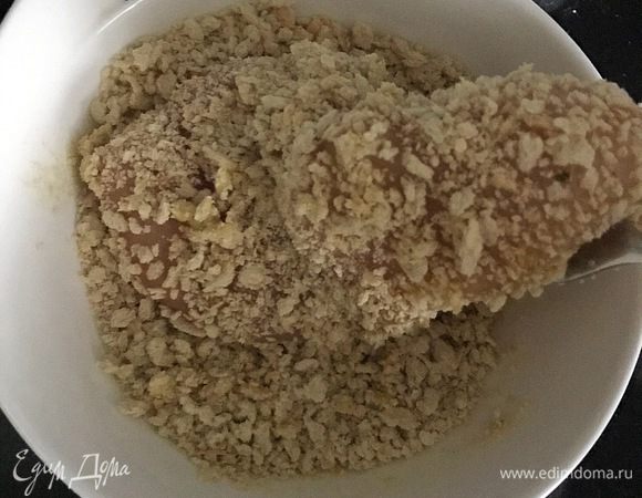 Обваляйте каждый кусок в сухарях и кладем на разогретую сковороду с маслом.