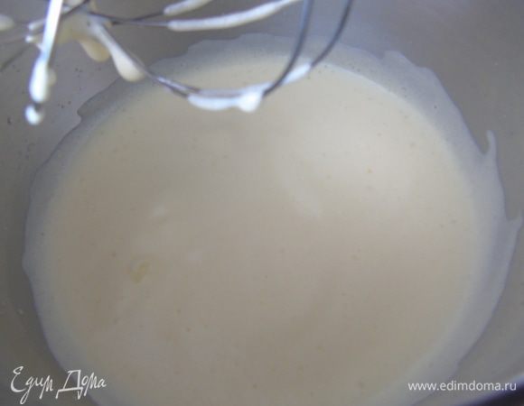 Яйца взбейте с сахаром, влейте кефир и масло, снова взбейте.