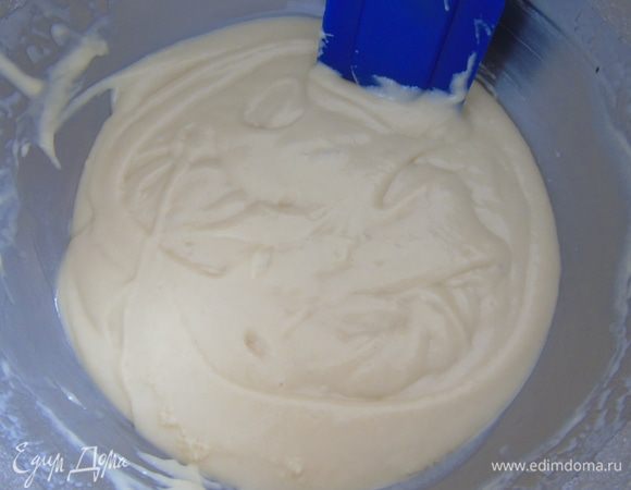Вмешать муку с разрыхлителем и солью, смешайте до однородности, я просто еще немного взбила.
