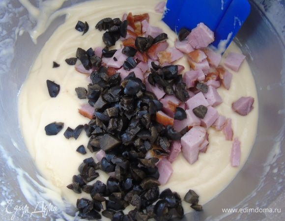 Добавьте нарезанный кубиками бекон и нарезанные колечками маслины без косточек, у меня были с косточкой, поэтому я нарезала как вышло.