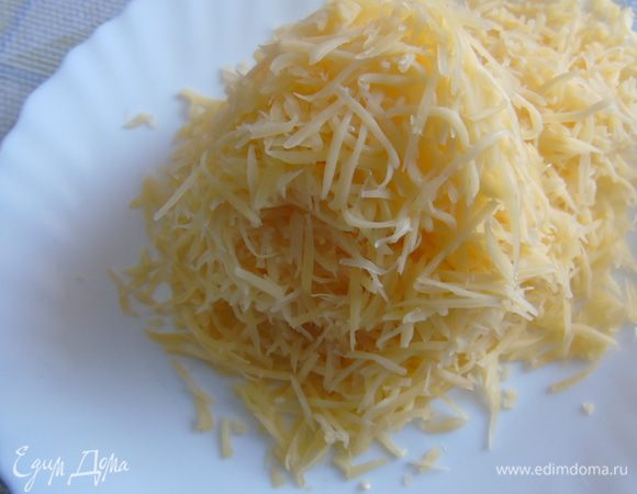 Сыр натрите на мелкой терке.