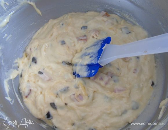 Вмешайте в тесто сыр и прованские травы (о которых я напрочь забыла),  перемешайте до однородности.