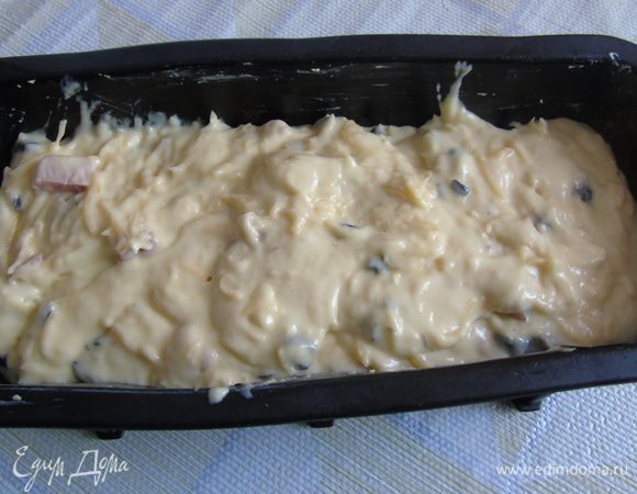 Выложите в смазанную маслом форму и отправьте выпекаться на 50-55 минут при температуре 165°С.