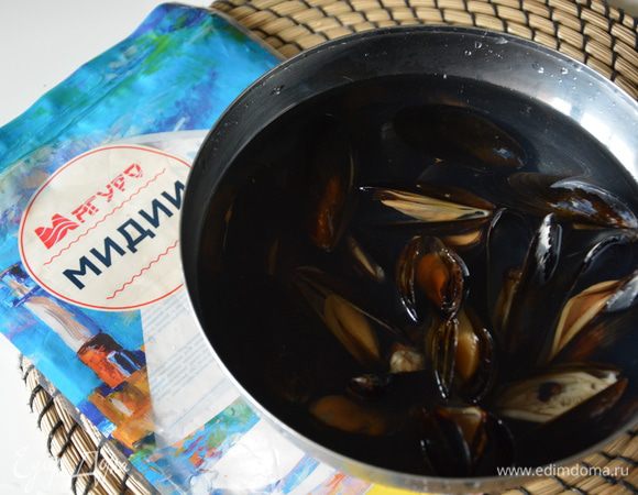 Мидии ТМ «Магуро» хорошо помыть щеткой и замочить в холодной воде на час.