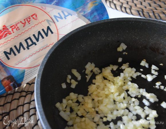 Мелко нарезанный лук и чеснок обжарить на сковороде.