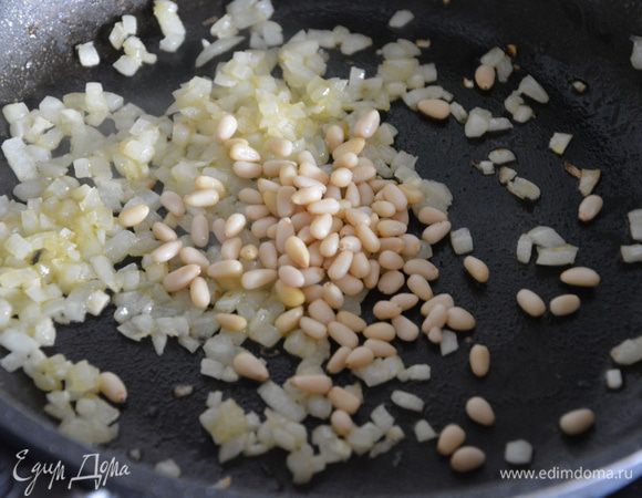 Добавить кедровые орешки, обжарить до золотистого цвета.