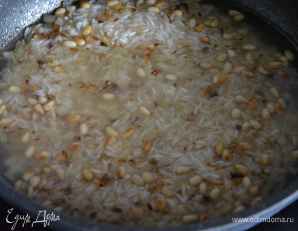 Влить воду. Варить 5-10 минут до готовности.