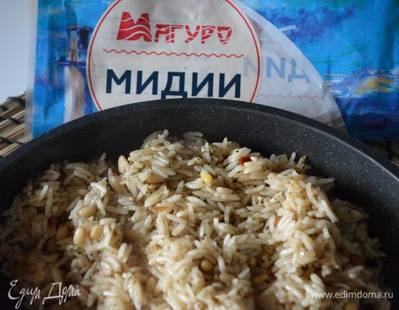 Выключить рис, добавить специи, перемешать, снять с плиты.