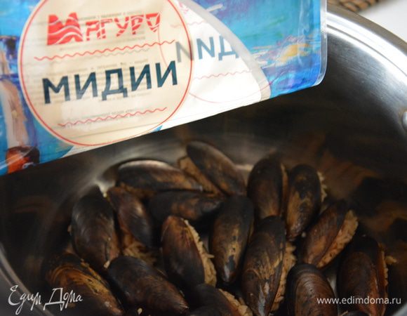 Мидии начинить рисовой начинкой, выложить в широкую кастрюлю. 