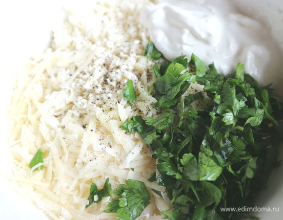 Сыр (все три вида) натереть на крупной терке. Зелень помыть, обсушить, мелко нарезать. Сыр смешать с зеленью, добавить сметану, посолить, поперчить.

