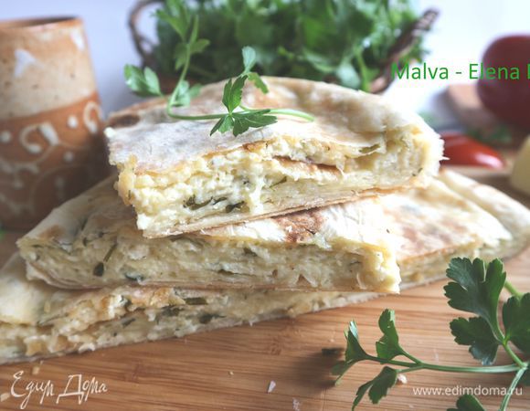 Вынуть из тортиллы, поместить на деревянную доску. 