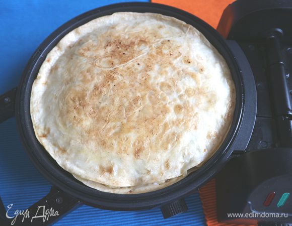 Готовила так же ленивую ачму с тонкими круглыми лавашами, диаметр которых чуть больше размера дна тортиллы, для начинки брала 350 г мягкого адыгейского сыра, грамм 30 сыра грюер, 2 яйца, 2 зубчика чеснока, выдавленного через пресс, 1,5 ст. л. кефира, петрушку, соль, перец по вкусу, для смазывания каждого лаваша использовала смесь кефира и растопленного сливочного масла. Время приготовления, температура выпекания такие же. Готовила в тортилле с 2 переворотами. 