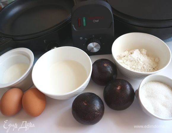 Приготовить все необходимое. Для рецепта взяла три штуки черной сливы с маленькими косточками. Сливу надо брать не мягкую, а средней жесткости.