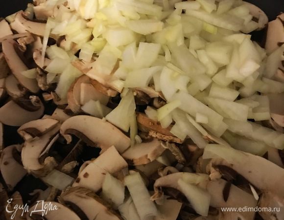 Пожарить грибы с луком, посолить.