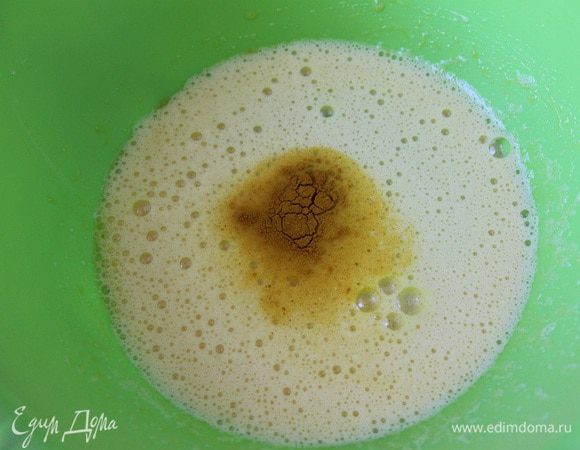 Отделить желтки от белков. Желтки взбить, добавить куркуму.
