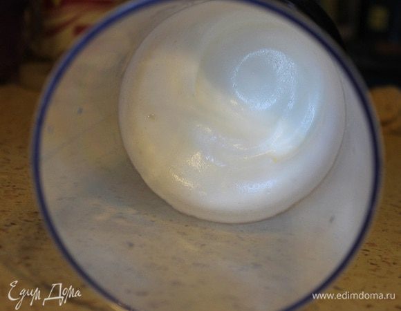 Белки взбить с солью в крепкую пену.
