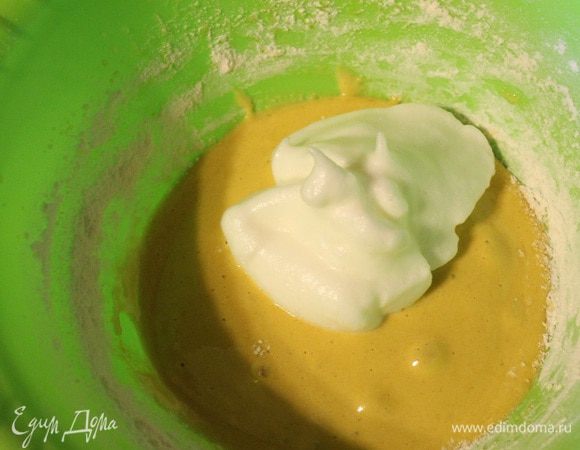 Чередуя, добавить взбитые белки (1 ст. л.)
