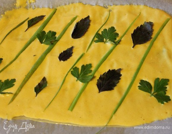 Противень застелить пергаментом и смазать 1 ч. л. растительного масла. Вылить тесто и разровнять его. Сверху по желанию, украсить зеленью. Выпекать при температуре 200°С 5-6 минут.
