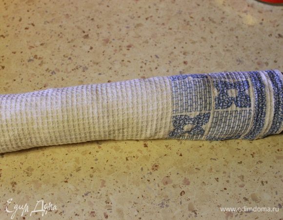 Осторожно снять бумагу и свернуть по короткой стороне вместе с полотенцем. Остудить.
