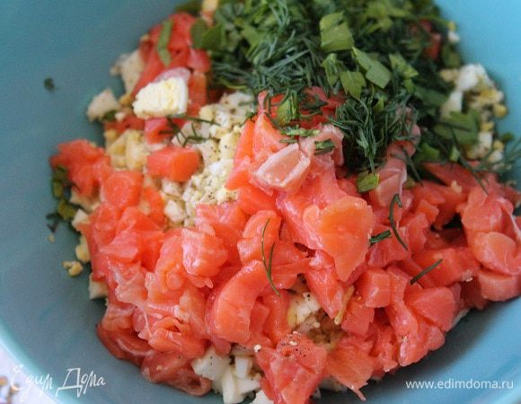 В конце добавить рыбу, нарезанную мелкими кубиками, зелень и перемешать.
