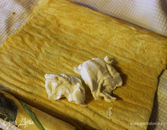 Остывший рулет развернуть, смазать обильно плавленым сыром.
