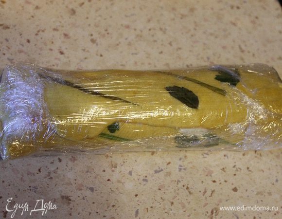 Готовый рулет завернуть в пищевую пленку и убрать в холодильник на пару часов, а лучше на ночь.
