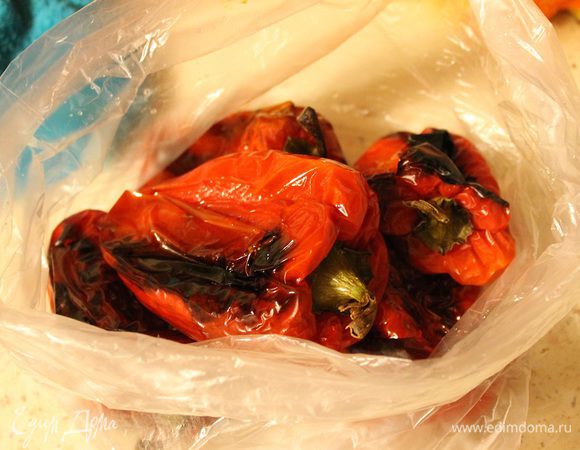 Перец помыть, обсушить и запечь в духовке до черных подпалин. Затем сложить в пакет и оставить на 5–10 минут. Затем снять кожицу, удалить семена и разрезать пополам. <br />
Смешать соевый соус и растительное масло.