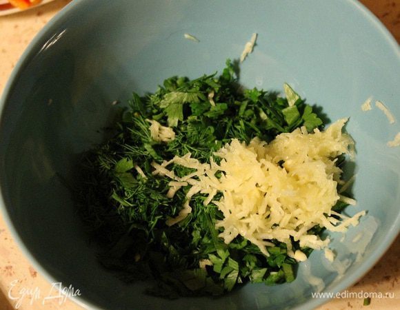 Петрушку и укроп мелко нарезать, добавить чеснок, натертый на мелкой терке, перемешать.