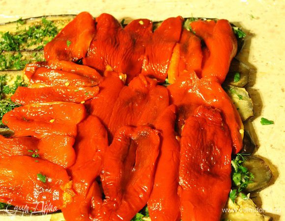 Посыпать зеленью с чесноком, посолить и поперчить. Сверху — поперек выложить половинки перцев на всю длину рулета (оставив сантиметров 4 в конце свободными, для удобства сворачивания) и тоже хорошо посолить и поперчить.