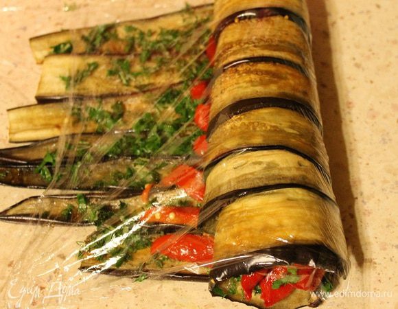 С помощью пленки свернуть рулет по ширине.