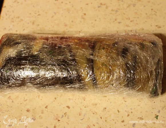 Плотно обмотав края. Рулет убрать в холодильник на 3 часа, а лучше на ночь.